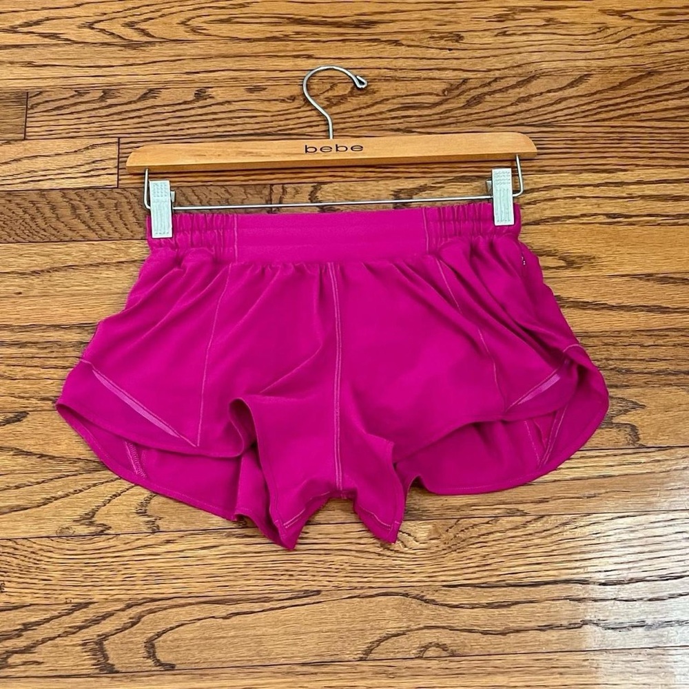 LULULEMON RASPBERRY 2.5 LR HOTTY HOT SHORTS